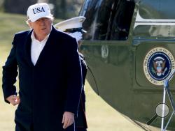 President Donald Trump steps off Marine One on the South Lawn as he arrives at the White House in Washington, Sunday, Jan. 7, 2018, after traveling from Camp David, Md. (AP Photo/Andrew Harnik)