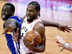 Golden State Warriors forward Draymond Green (23) tries to block Toronto Raptors forward Kawhi Leonard (2) during the second half of Game 2 of basketball s NBA Finals, Sunday, June 2, 2019, in Toronto. (Frank Gunn/The Canadian Press via AP)