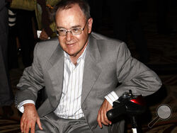 In this Sept. 16, 2009 file photo, actor David Lander arrives at The National Multiple Sclerosis Society's 35th Annual Dinner of Champions in Los Angeles. (AP Photo/Matt Sayles, File)